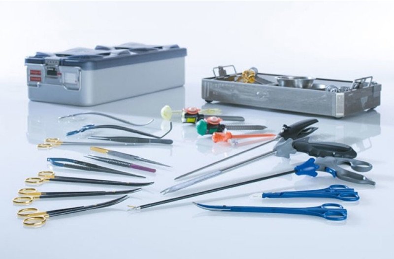 Surgical instrument set with sterilisation containers